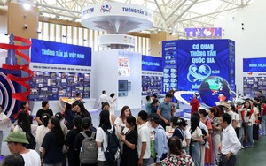 Đông đảo nhân dân tiếp tục đến tham quan Triển lãm quốc gia