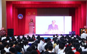 Vang tiếng trống khai trường nơi lũ đi qua