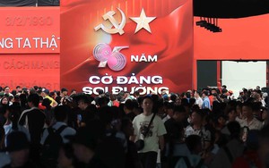 Người dân tiếp tục tới tham quan Triển lãm "80 năm Độc lập – Tự do – Hạnh phúc"