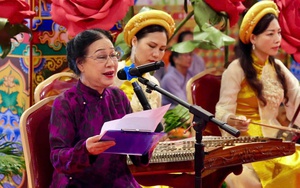 NSND Thanh Hoài, NSƯT Phương Nga biểu diễn trong Lễ Vu lan ở Bảo tháp Mandala Tây Thiên