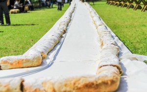 Ngôi làng Croatia lập Kỷ lục Guinness về bánh táo