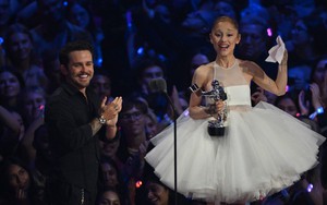 Video "Brighter Days Ahead": Ariana Grande sẽ luôn có những ngày tươi sáng hơn