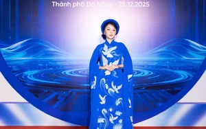 Hoa hậu Annie Nguyễn đằm thắm với áo dài trên thảm đỏ