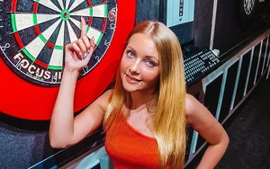 Hot girl làng ném phi tiêu thế giới lên tiếng ủng hộ hai ngôi sao chuyển giới