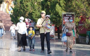 Các điểm vui chơi, giải trí nhộn nhịp du khách trong ngày đầu năm mới