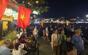 Khách quốc tế phấn khởi bắt đầu hành trình khám phá các địa danh ở Việt Nam