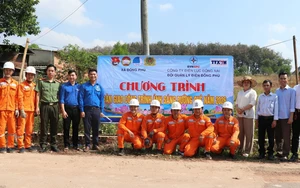 TTXVN phối hợp thực hiện chương trình “Thắp sáng đường quê” tại Đồng Phú