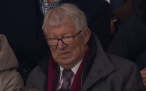 MU đi vào lịch sử… theo cách không mong muốn, đến  Sir Alex Ferguson ngồi khán đài còn ngán ngẩm