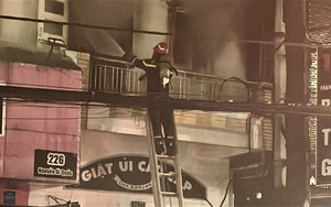 Đồng Nai: Kịp thời giải cứu người đàn ông mắc kẹt trong đám cháy