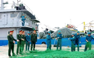 Động viên cán bộ, chiến sĩ làm nhiệm vụ trên biển dịp Tết Nguyên đán Bính Ngọ