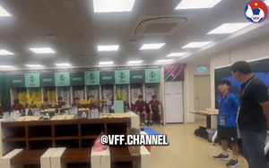Khoảnh khắc không có trên tivi: HLV Kim Sang Sik dõng dạc đọc đội hình và dặn dò U23 Việt Nam trước trận