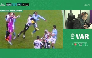 Pep Guardiola nổi cáu vì VAR mất gần 6 phút để từ chối bàn thắng của Man City