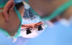 Người chiến sĩ áo trắng và hành trình "tái sinh" 5 cuộc đời