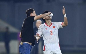 Hài hước hình ảnh HLV Kim Sang Sik 'tiếp nước' cho Lý Đức giữa trận cầu kịch tính của U23 Việt Nam