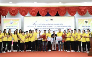 Huyền thoại Ngọc Hoa và học trò nhận thưởng lớn ngay trước mùa giải mới