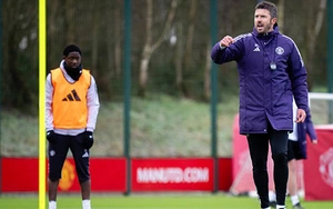 GÓC CHIẾN THUẬT: Carrick có thể làm gì để giúp MU đánh bại Man City ở derby Manchester?