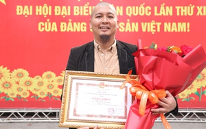 Hoạ sĩ Lê Hữu Hiếu nhận Bằng khen của Chủ tịch UBND TP. HCM