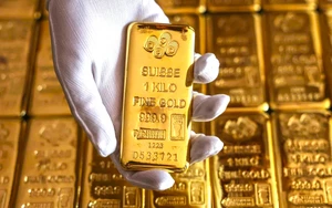 Giá vàng thế giới giảm nhẹ trước sức ép của đồng USD