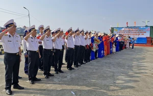 Hai tàu Hải quân khởi hành mang quà Tết đến Nhà giàn DK1 và các tàu trực trên biển