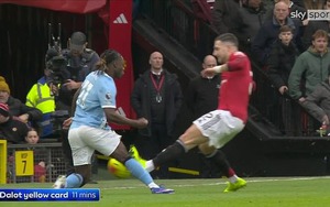 Cựu trọng tài Ngoại hạng Anh khẳng định sao MU đáng lẽ phải bị đuổi ở derby Manchester