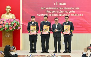 Mang báo Tết ra Trường Sa: Mạch nguồn yêu thương nơi biển đảo