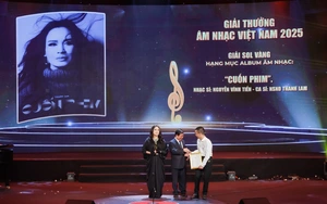NSND Thanh Lam, ca sĩ Hồng Nhung, nhạc sĩ Giáng Son được trao giải Sol Vàng