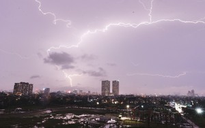 Cảnh báo mưa dông kèm tố lốc sét khu vực nội thành Hà Nội