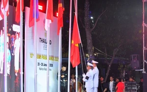 Quốc kỳ Việt Nam tung bay tại Lễ Thượng cờ ASEAN Para Games 13