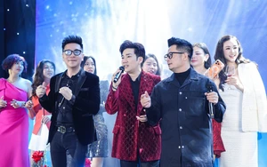 Quang Hà hạnh phúc đón tuổi mới trong vòng tay bạn bè