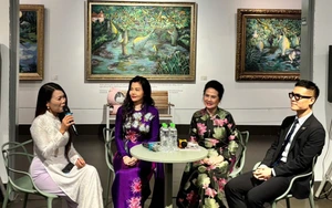 Khi áo dài bước ra thế giới bằng hội họa