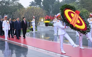 Các đại biểu dự Đại hội đại biểu toàn quốc lần thứ XIV của Đảng viếng Chủ tịch Hồ Chí Minh