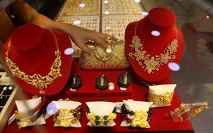 Nhu cầu trú ẩn an toàn đẩy giá vàng và bạc lên các mức đỉnh mới