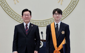 Game thủ Faker nhận Huân chương cao quý từ Tổng thống Hàn Quốc, sánh ngang Son Heung-Min