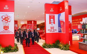 Đại biểu tham quan Trưng bày sách, báo chào mừng Đại hội XIV của Đảng