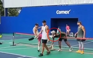 VĐV pickleball tung cú đá vào mặt đối thủ sau thất bại