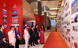 Các đại biểu dự Đại hội XIV tham quan Trưng bày ảnh “Dưới cờ Đảng - Đất nước tiến vào Kỷ nguyên mới”