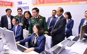 Đại tướng Nguyễn Trọng Nghĩa thăm khu tác nghiệp của TTXVN tại Đại hội XIV của Đảng