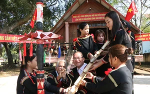 Đại hội XIV của Đảng: Đồng bào Tây Nguyên quây quần theo dõi Phiên khai mạc Đại hội