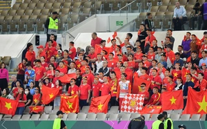 CĐV động viên U23 Việt Nam trước trận tranh hạng ba gặp U23 Hàn Quốc