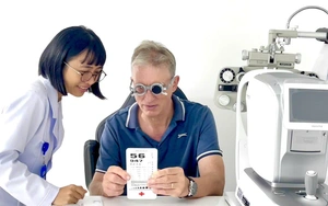 Bệnh nhân người Anh vượt nửa vòng Trái đất về Việt Nam điều trị đục thủy tinh thể