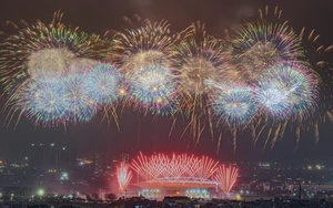 Hà Nội bắn pháo hoa mừng thành công của Đại hội XIV của Đảng