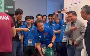 Cầu thủ U23 Việt Nam phải nhận huy chương châu Á trong phòng thay đồ 