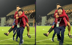 Xúc động khoảnh khắc Lý Đức cõng Hiểu Minh ra ăn mừng với U23 Việt Nam sau chiến thắng trước Hàn Quốc