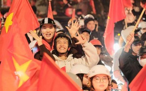 Cảnh CĐV 'đi bão' mừng U23 Việt Nam chiến thắng đồng loạt lên báo nước ngoài