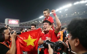 1h sáng, bố con Duy Mạnh xuống đường ăn mừng chiến thắng lịch sử của U23 Việt Nam