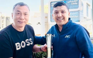 Đình Bắc nhận danh hiệu Vua phá lưới theo cách rất đặc biệt khi Chủ tịch VFF đóng vai 'người vận chuyển'