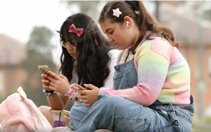 Tổng thống Pháp thúc đẩy lệnh cấm trẻ em dưới 15 tuổi dùng mạng xã hội