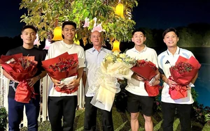 Xúc động khoảnh khắc dàn sao U23 Việt Nam tri ân thầy cũ ngay sau hành trình ấn tượng ở giải Châu Á