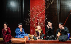 Nghệ nhân 100 tuổi biểu diễn ca trù ở phố cổ Hà Nội