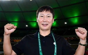 HLV Kim Sang Sik hé lộ về chiếc tivi ở nhà sau trận thua U23 Trung Quốc